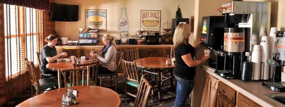 Boarders Inn & Suites By Cobblestone Hotels In Waukon 외부 사진